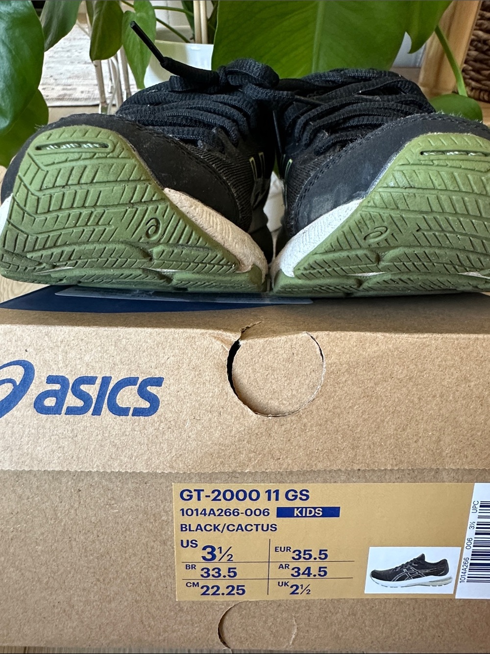 ASICS GT2000 kids' Black Running Sneakers, size 3.5 US - Picture 5 of 5